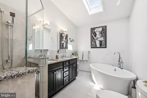 Bath - 656 Windsor Ave, Maple Shade, NJ 08052 photo 2 of 3