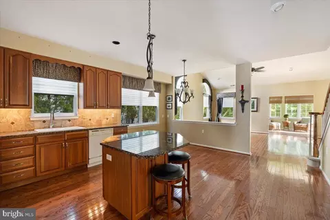9 Clancy Ct, Marlton, NJ 08053