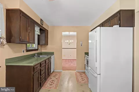Entry Way - 269 Burning Tree Rd, Delran, NJ 08075 photo 4 of 5