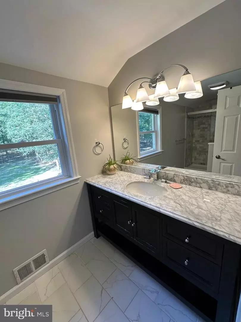 Bath - 565 Mckendimen Rd, Medford, NJ 08055 photo 3 of 8