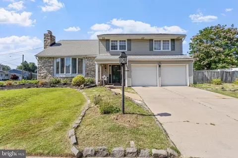 28 Kingsbridge Dr, Burlington, NJ 08016