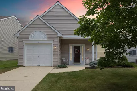 7 Covered Bridge Cir, Columbus, NJ 08022
