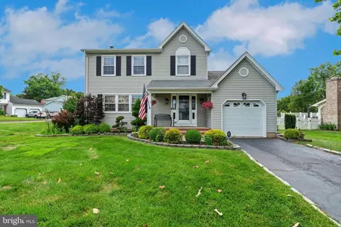 12 Pleasant View Dr, Burlington, NJ 08016
