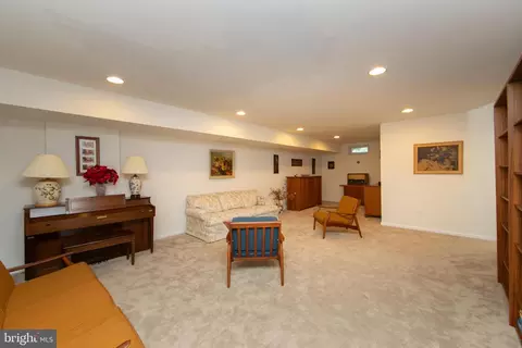 Living - 25 Applegate Dr, Florence, NJ 08518 photo 2 of 4