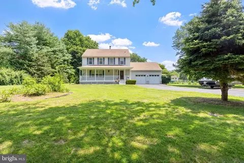 8 Field Ct, Wrightstown, NJ 08562