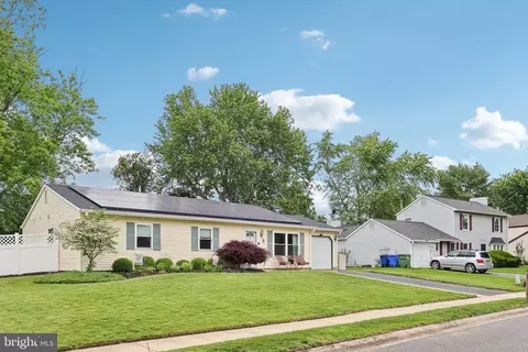 5 Grayburn Dr, Marlton, NJ 08053