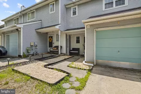 7 Regency Dr, Mount Holly, NJ 08060 photo 2