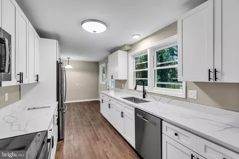 Entry Way - 211 Georgetown Wrightstown Rd, Wrightstown, NJ 08562 photo 4 of 14