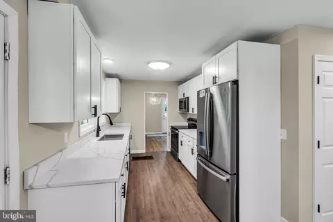 Entry Way - 211 Georgetown Wrightstown Rd, Wrightstown, NJ 08562 photo 5 of 14