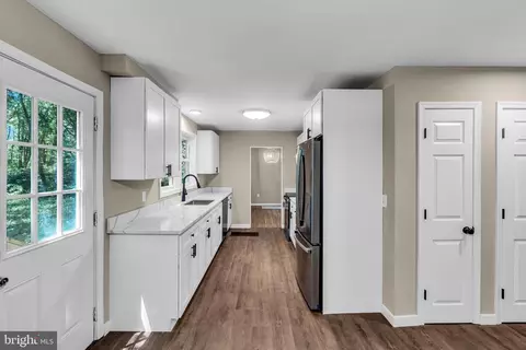 Entry Way - 211 Georgetown Wrightstown Rd, Wrightstown, NJ 08562 photo 8 of 14
