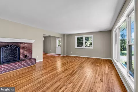 Living - 211 Georgetown Wrightstown Rd, Wrightstown, NJ 08562 photo 4 of 6