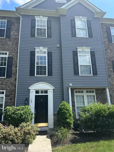 15 Swan Ct, Delran, NJ 08075