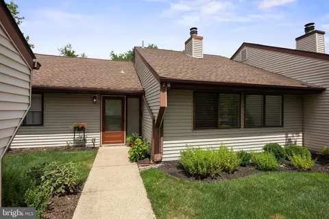 25 E Bluebell Ln, Mount Laurel, NJ 08054