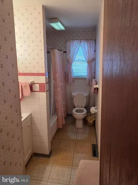 Entry Way - 8 Edwards Ave, Delanco, NJ 08075 photo 4 of 4