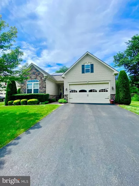 10 Applegate Dr, Florence, NJ 08518