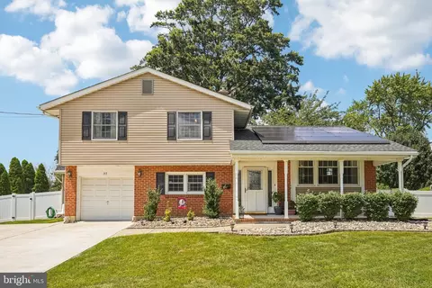 37 Spinning Wheel Ln, Marlton, NJ 08053