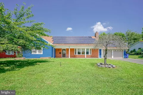 32 Country Club Rd, Willingboro, NJ 08046