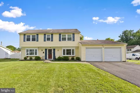 2 Earnshaw Ln, Willingboro, NJ 08046