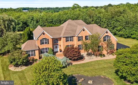 4 Sherwood Ln, Columbus, NJ 08022
