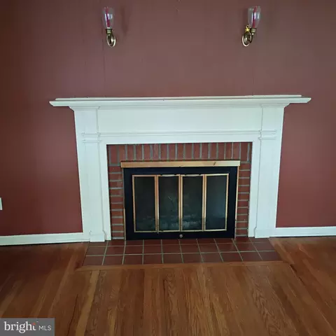 Living - 103 Main St, Riverton, NJ 08077 photo 4 of 5