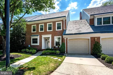 42 Foxwood Dr, Moorestown, NJ 08057