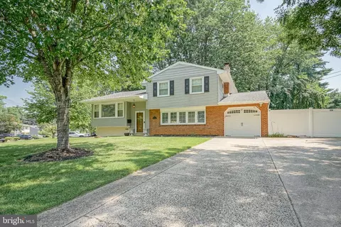 2 Dartmouth Dr, Delran, NJ 08075