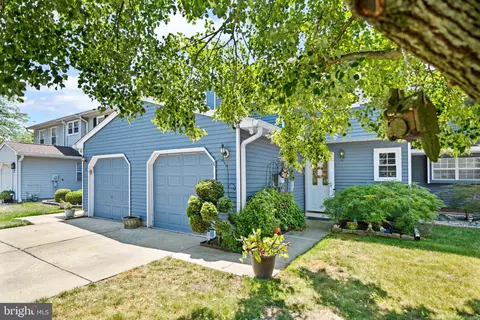 4 Deerfield Ct, Bordentown, NJ 08505