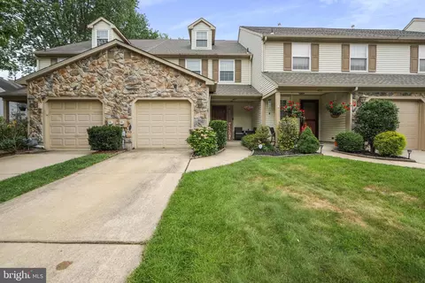 405 Hazelwood Ln, Marlton, NJ 08053