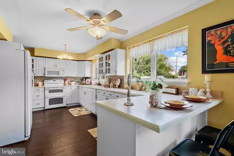 25 Lancaster Dr, Marlton, NJ 08053