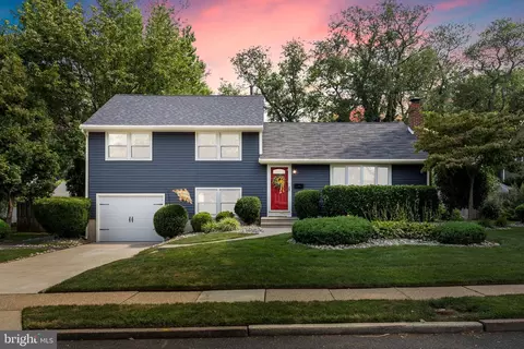 898 Waterford Dr, Delran, NJ 08075