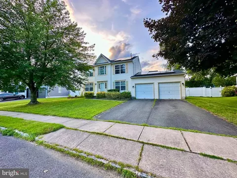 39 Foxchase Dr, Burlington, NJ 08016