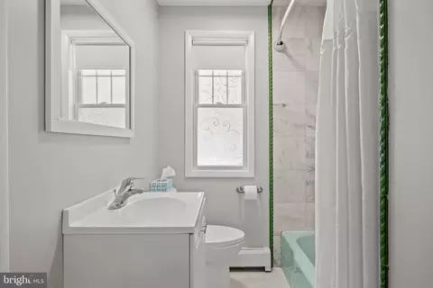 Bath - 206 Fenimore Ln, Delanco, NJ 08075 photo 2 of 3