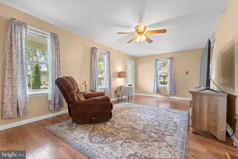 Living - 501 6th St E, Florence, NJ 08518 photo 2 of 3