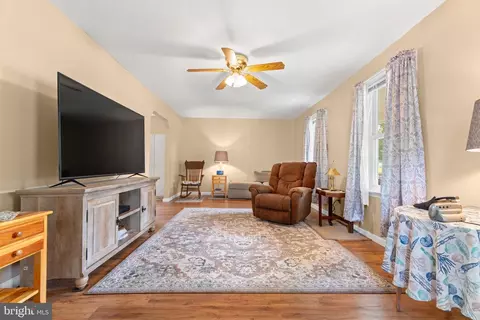 Living - 501 6th St E, Florence, NJ 08518 photo 1 of 3