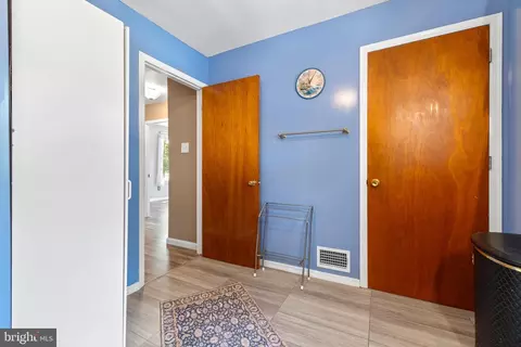 Entry Way - 501 6th St E, Florence, NJ 08518 photo 3 of 4