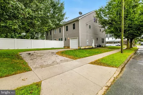 Exterior - 300 Broad St, Beverly, NJ 08010 photo 2 of 2