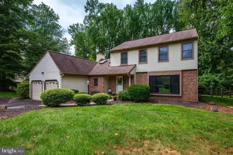 16 Greentree Dr, Burlington, NJ 08016