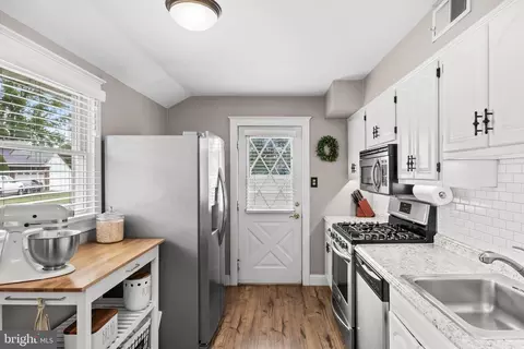Entry Way - 740 Baylor Ave, Delran, NJ 08075 photo 3 of 6