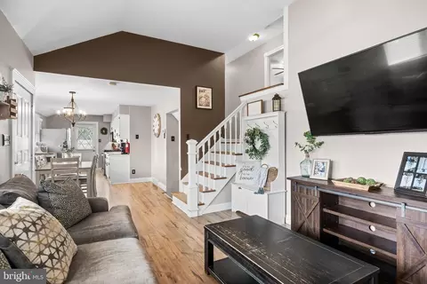Entry Way - 740 Baylor Ave, Delran, NJ 08075 photo 2 of 6