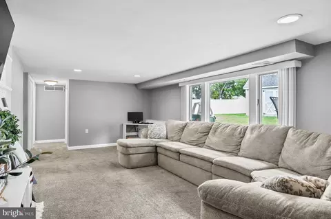 Entry Way - 740 Baylor Ave, Delran, NJ 08075 photo 5 of 6