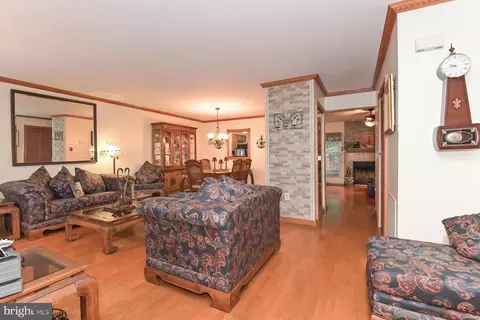19 Magnolia Ct, Bordentown, NJ 08505