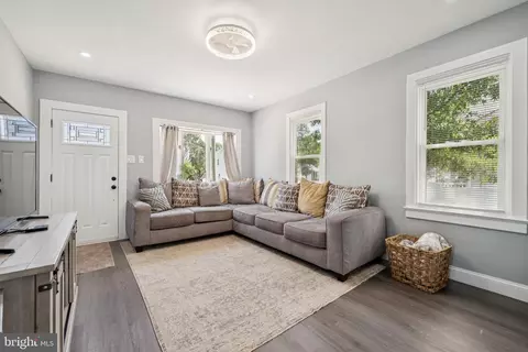 Entry Way - 259 Hooker St, Riverside, NJ 08075 photo 2 of 12