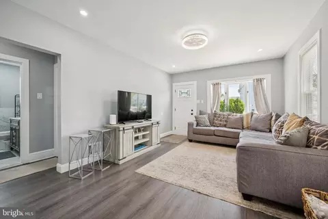 Entry Way - 259 Hooker St, Riverside, NJ 08075 photo 3 of 12
