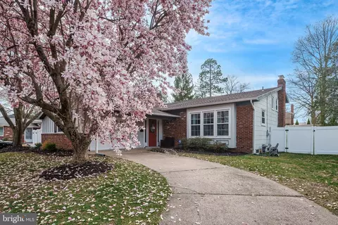104 Brentwood Dr, Mount Laurel, NJ 08054