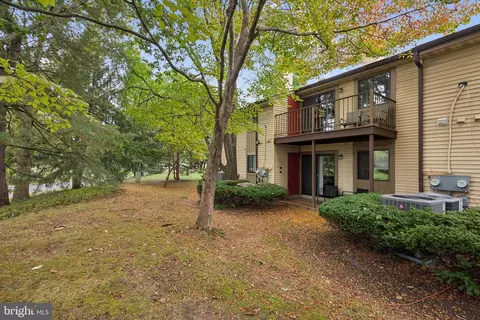 105 Cypress Point Cir # B, Mount Laurel, NJ 08054