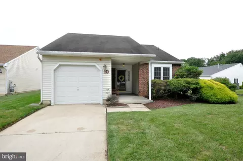 10 Hanover Ct, Mount Laurel, NJ 08054