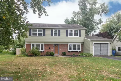 18 Edgewater Ln, Willingboro, NJ 08046