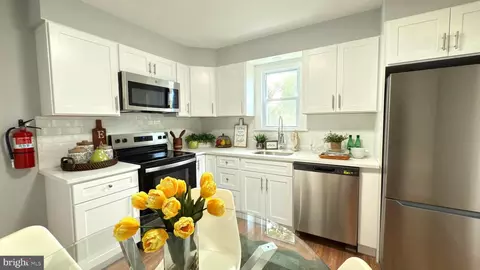Entry Way - 10 Sheldon Rd, Pemberton, NJ 08068 photo 5 of 8