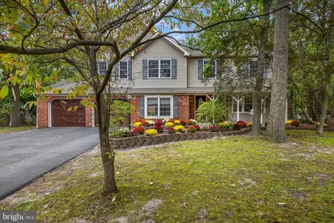 235 Lakeshore Dr, Marlton, NJ 08053