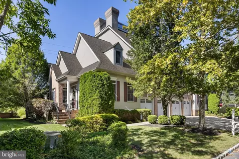 5 Collins Mill Ct, Moorestown, NJ 08057